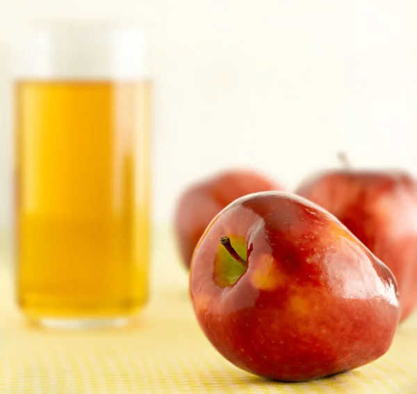 Яблоко с соком — стоковое фото