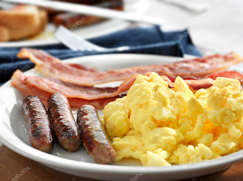 Picture Breakfast Meal Breakfast Meal With Sausage And Scrambled Eggs With Bacon — Stock 