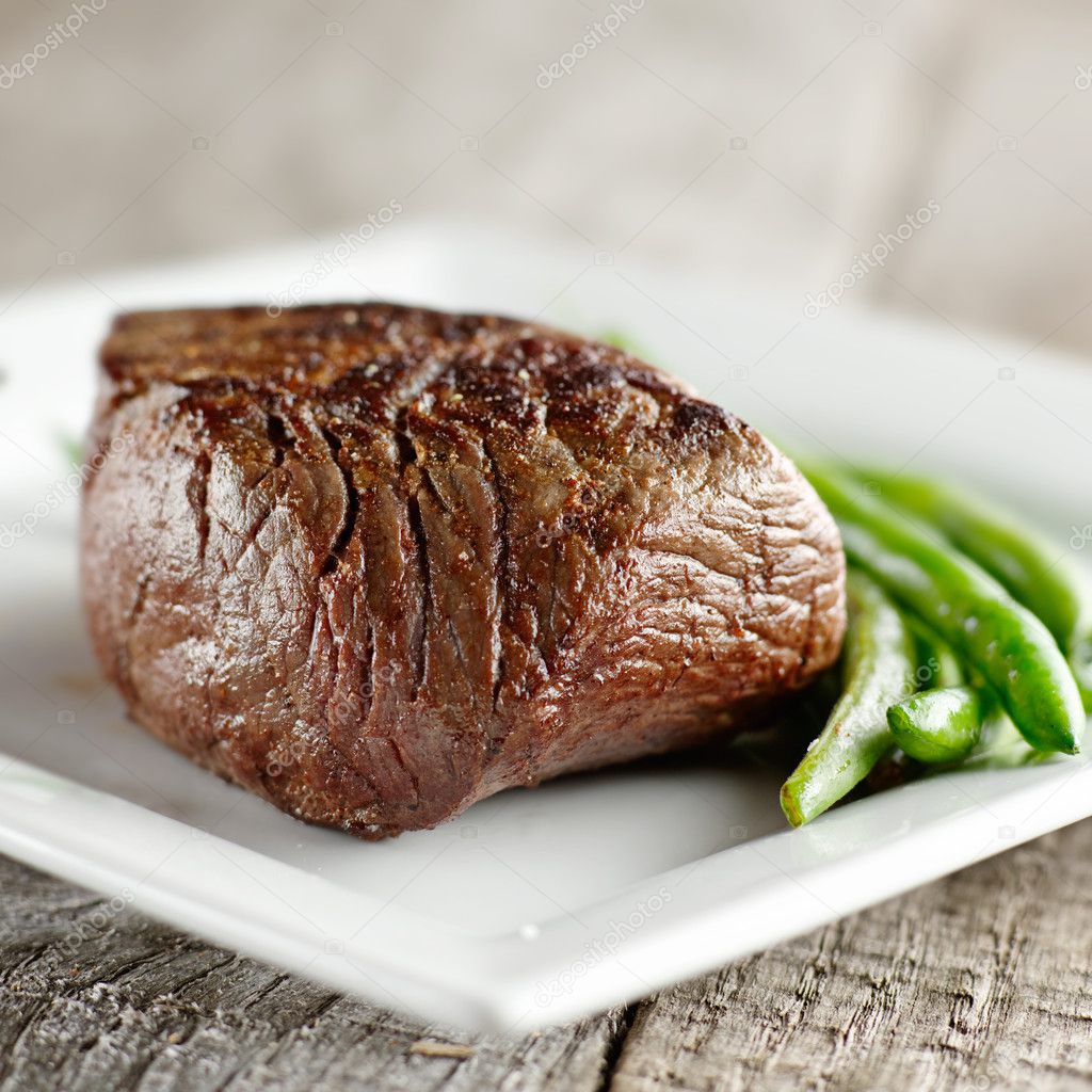 Sirloin steak with green beans