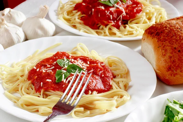 Спагетти с хлебом и салатом — стоковое фото