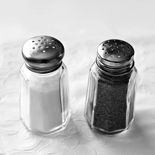 Agitadores de sal y pimienta — Foto de Stock