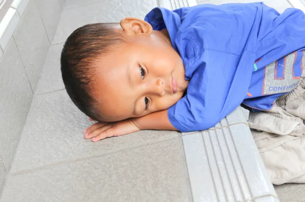 Um garoto legal para dormir Fotos De Bancos De Imagens