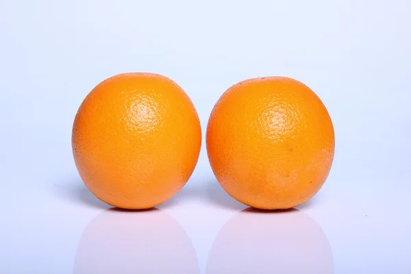 Iki taze turuncu meyve beyaz — Stok fotoğraf