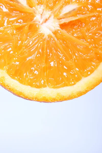 La mitad de la fruta naranja en blanco —  Fotos de Stock