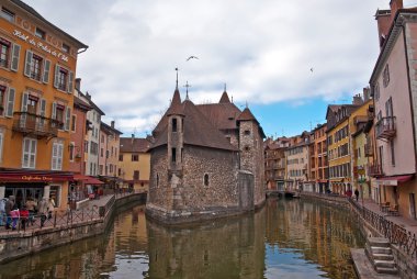 Дом-корабль на набережной в Аннеси (Анси). / The house-ship in Annecy