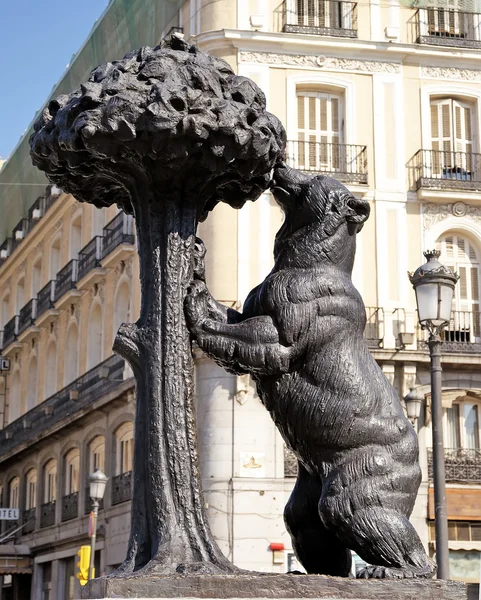 Medvěd a strom na náměstí puerta del sol, madrid. Španělsko. — Stock fotografie