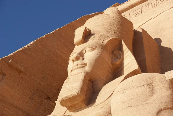 Nahaufnahme der kolossalen Statue der Ramses II im Abu Simbel Tempel — Stockfoto