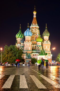 gece ve yağmurlu görünümü Aziz basil Katedrali. Moscow, Rusya Federasyonu