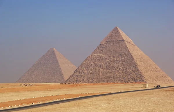 Zwei Pyramiden von Giza am nebligen Morgen — Stockfoto