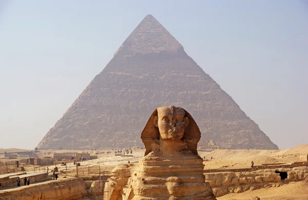 The Great Sphinx of Giza, with Pyramid in the background at foggy morning — Stock Photo, Image