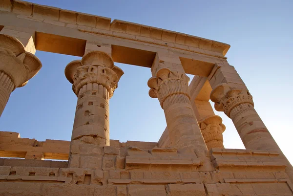 Kolumny w świątyni Izydy w File, Egipt — Zdjęcie stockowe