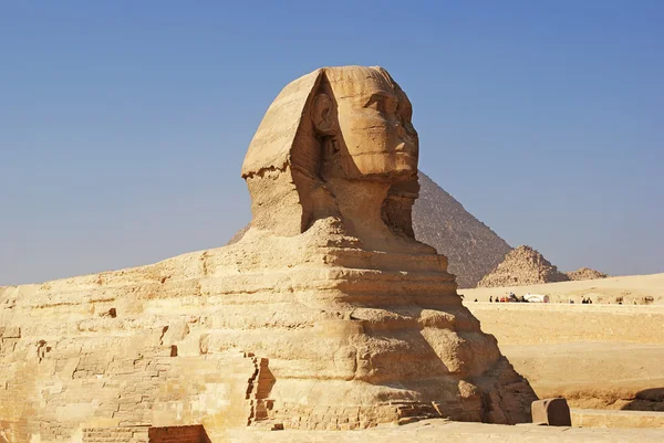 Великий Сфинкс Гизы, с пирамидой Хафры на заднем плане — стоковое фото