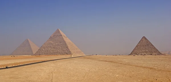 Drei Pyramiden von Giza am nebligen Morgen — Stockfoto