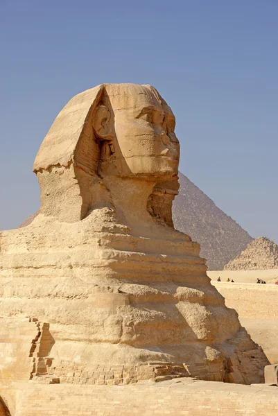 La Gran Esfinge de Giza, con la Pirámide de Khafra en el fondo —  Fotos de Stock