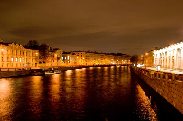 Fontanka rivier bij nacht. Sint-petersburg, Rusland — Stockfoto