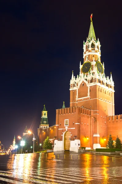 Nuit et vue pluvieuse sur la tour Spasskaya. Place Rouge, Moscou, Russie — Photo