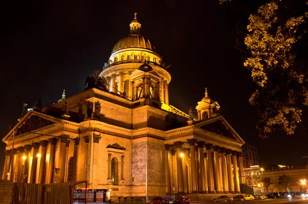 圣以撒大教堂在夜晚，圣彼得堡，俄罗斯 — 图库照片
