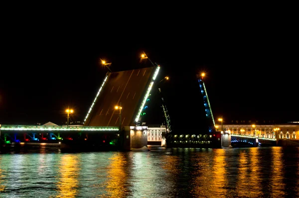 Éjszakai kilátás palace bridge (dvortsoviy a). St. petersburg, Oroszország. — Stock Fotó