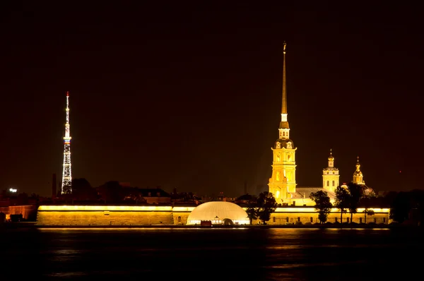 Vista noturna da Fortaleza de Pedro e Paulo. São Petersburgo, Rússia . — Fotografia de Stock