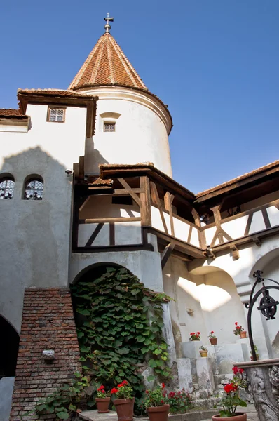 Courtyard of Bran (Dracula) Castle. Transylvania, Romania. — Stock Photo, Image