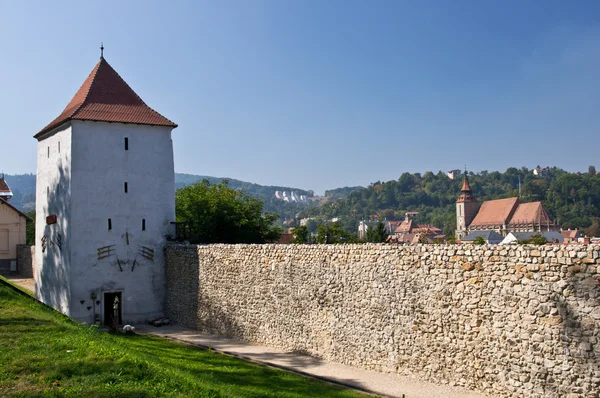 La vecchia cinta muraria e la Chiesa Nera sullo sfondo. Brasov, Romania — Foto Stock