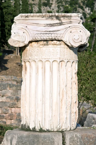 古代の列。デルファイ、ギリシャの考古学的なサイト — ストック写真