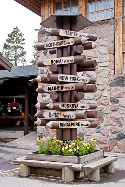 Directions to the world, Arctic Circle Line. Rovaniemi, Finland — Stok fotoğraf
