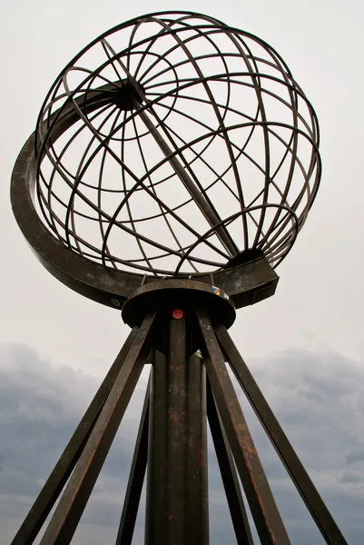 Északi-fok globe emlékmű. Norvégia. — Stock Fotó