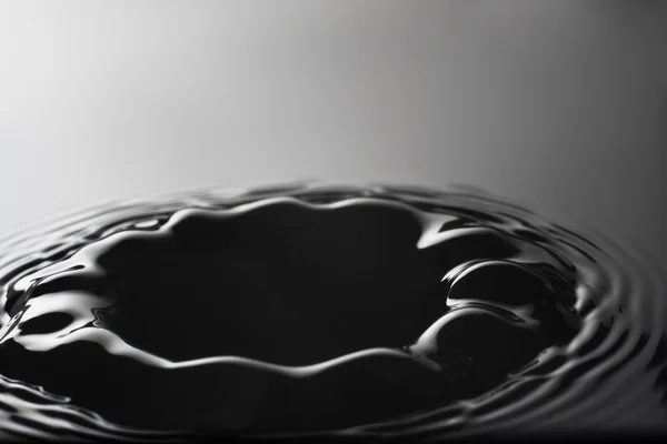 Agua sobre un fondo negro — Foto de Stock