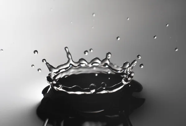 Macro gota de agua sobre fondo negro — Foto de Stock