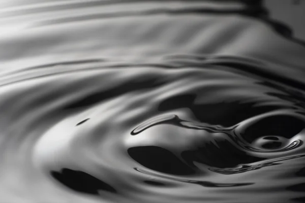 Wasser auf schwarzem Hintergrund — Stockfoto
