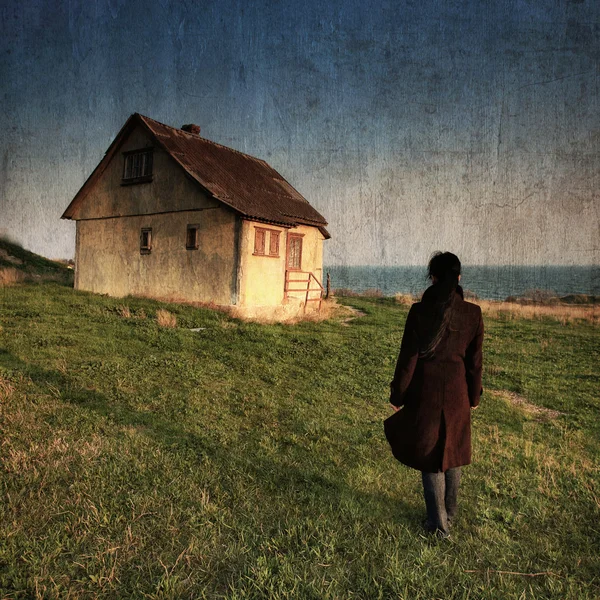 De kleine oude huis door de zee — Stockfoto