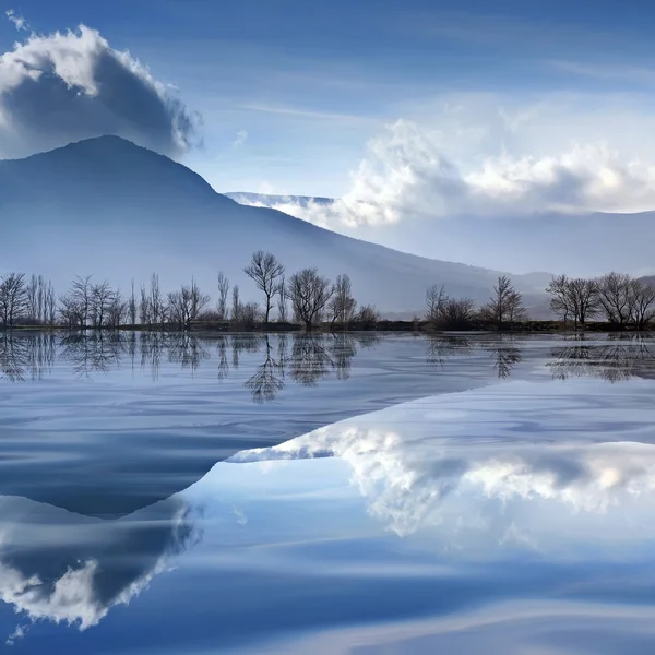 Tranquillo paesaggio montano con un lago — Foto Stock