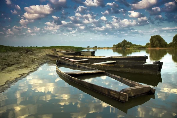 Nehir üzerinde üç tekne — Stok fotoğraf