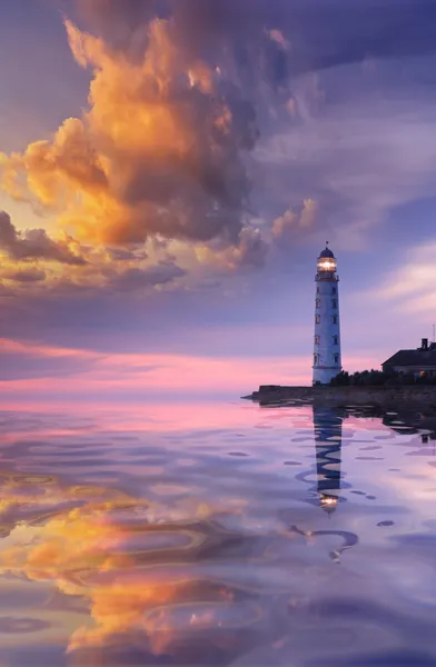 Красивый морской пейзаж с маяком на закате — стоковое фото