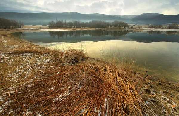 Őszi táj egy tóval — Stock Fotó