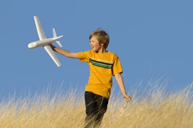 Genç Çocuk Sahada Oyuncak Planör Uçakla Oynuyor