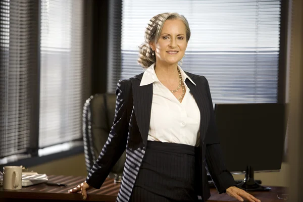 Attraktiva affärskvinna på kontoret — Stockfoto