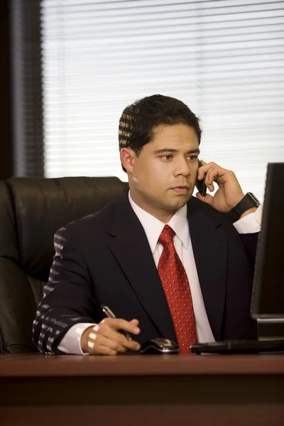 Homem de negócios hispânico no escritório — Fotografia de Stock