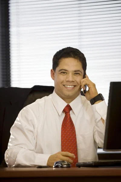 Hombre de negocios hispano en la oficina — Foto de Stock