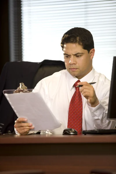 Hispanik Business Man di Kantor — Stok Foto