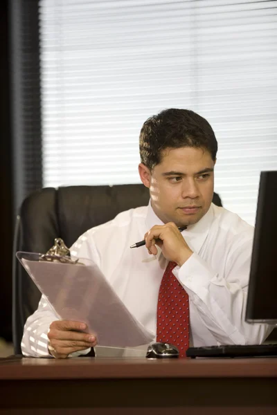 Homem de negócios hispânico no escritório — Fotografia de Stock