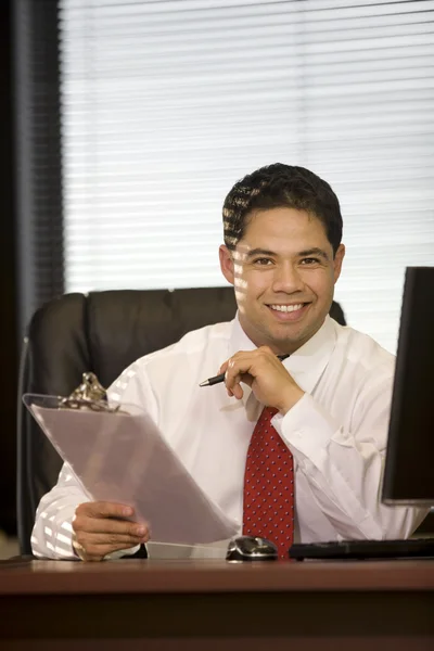 Hispanischer Geschäftsmann im Büro lizenzfreie Stockbilder