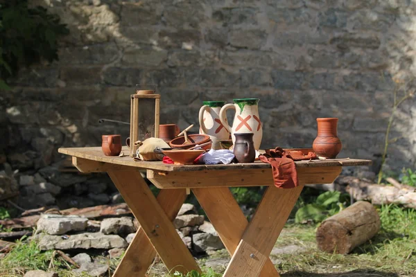 中世料理を持つテーブル — ストック写真