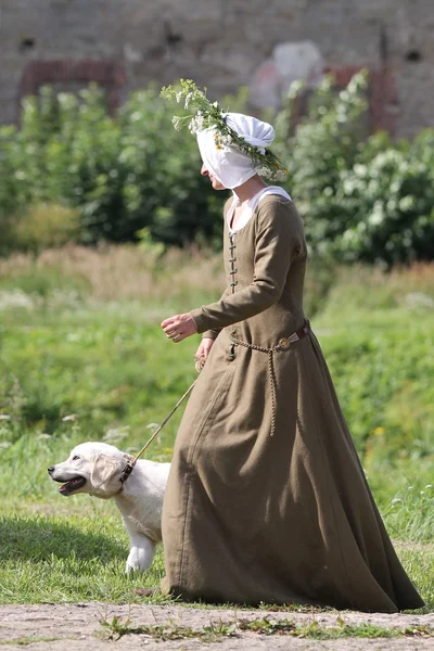 Ortaçağ kadın ile köpek — Stok fotoğraf