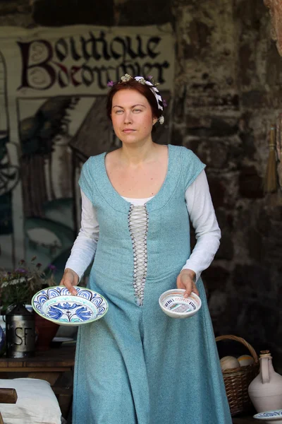 Medieval woman with dishes — Stock Photo, Image