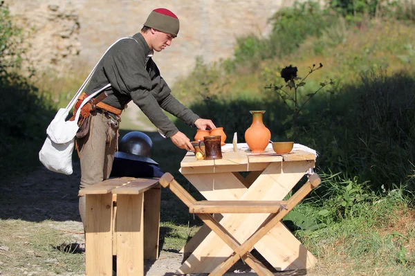 Homem medieval perto da mesa — Fotografia de Stock