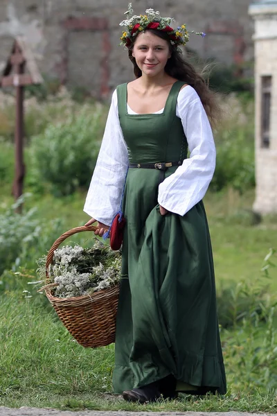 Medieval woman with busket — Stock Photo, Image