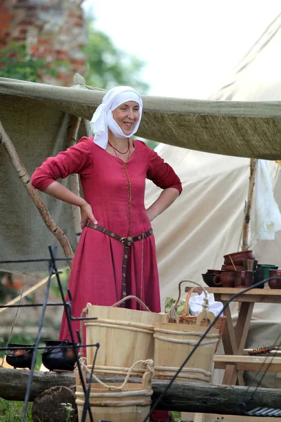 Μεσαιωνική γυναίκα με κόκκινο χρώμα — Φωτογραφία Αρχείου