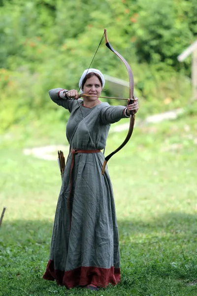 Medieval archer woman — Stock Photo, Image
